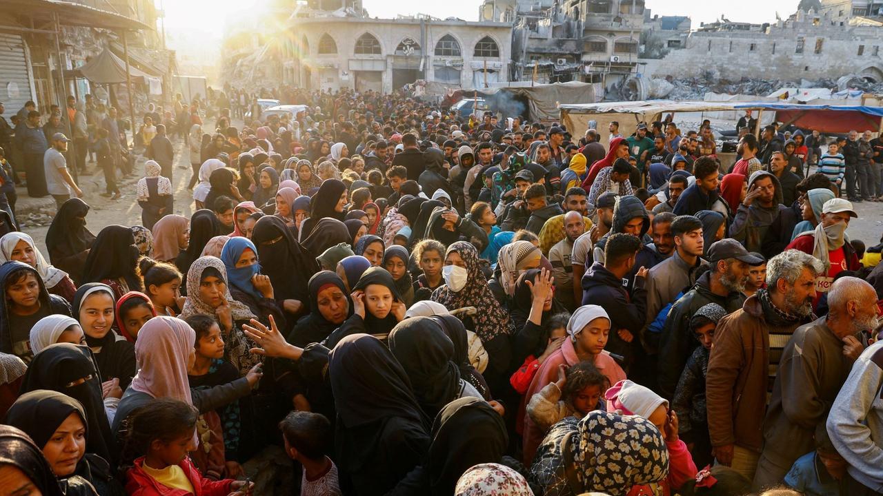 Ribuan warga Palestina berdesakan antre roti