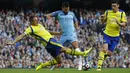 Sergio Aguero berusaha melewati  hadangan pemain Everton pada laga Premier League di Etihad Stadium, (15/10/2016). (Reuters/Phil Noble)