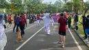 <p>Tidak kalah meriah dari Semarang, antusiasme masyarakat Bandung dalam menyambut kedatangan La'eeb juga sangat besar. Pagi tadi, sang Maskot juga sempat menyambangi Car Free Day yang ada Kiara Park. (Procomm Surya Citra Media)</p>