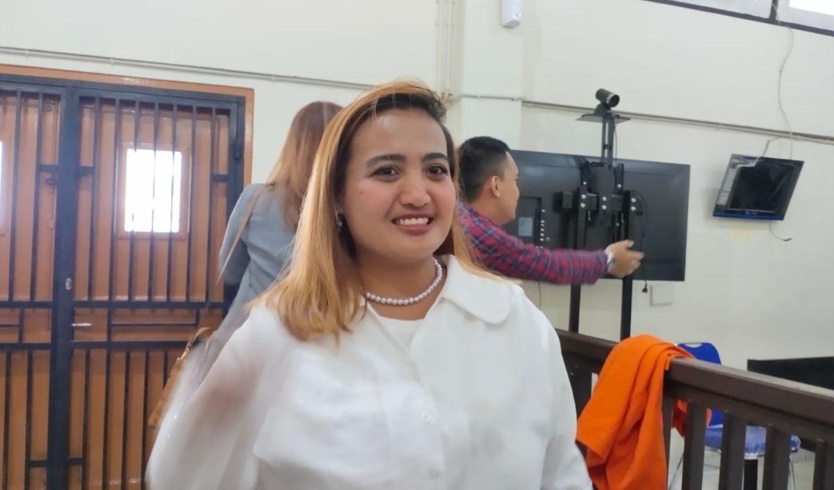 Terdakwa Lina mengaku kasusnya hampir sama dengan kasus Basuki Tjahaja Purnama atau Ahok beberapa tahun silam. Ia sudah pasrah menghadapi perkara ini sejak berkasnya lengkap atau P21.<br>