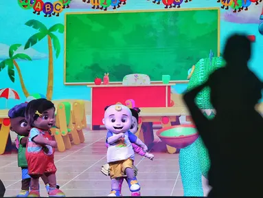 Sejumlah karakter dalam serial CoComelon tampil menghibur anak-anak dalam drama musikal CoComelon Live: Sing-A-Long yang digelar di Ballroom Pullman Central Park, Jakarta, pada Sabtu (10/5/2025). (Liputan6.com/Angga Yuniar)