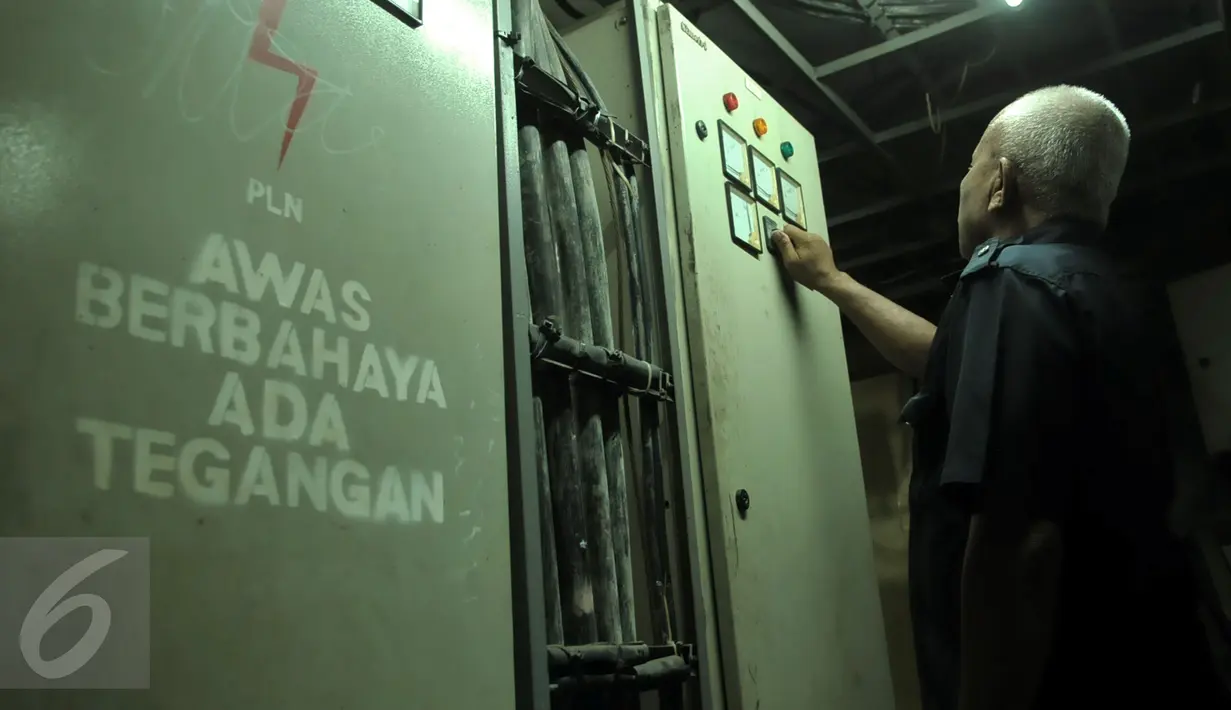 Petugas melakukan pengecekan meteran listrik di ruang panel listrik di Kawasan Pejompongan, Jakarta, Senin (2/1). Februari, PT PLN (Persero) kembali menurunkan tarif dasar listrik (TDL) untuk 12 golongan pelanggan nonsubsidi. (Liputan6.com/Faisal R Syam)