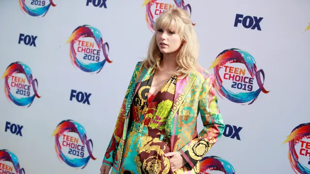 Busana Pelangi Taylor Swift Saat Hadiri Teen Choice Awards