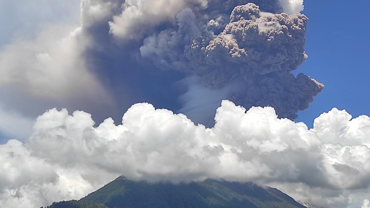 Potret Letusan Dahsyat Gunung Lewotobi Laki-laki, Kolom Abu Capai 8000 Meter dari Puncak
