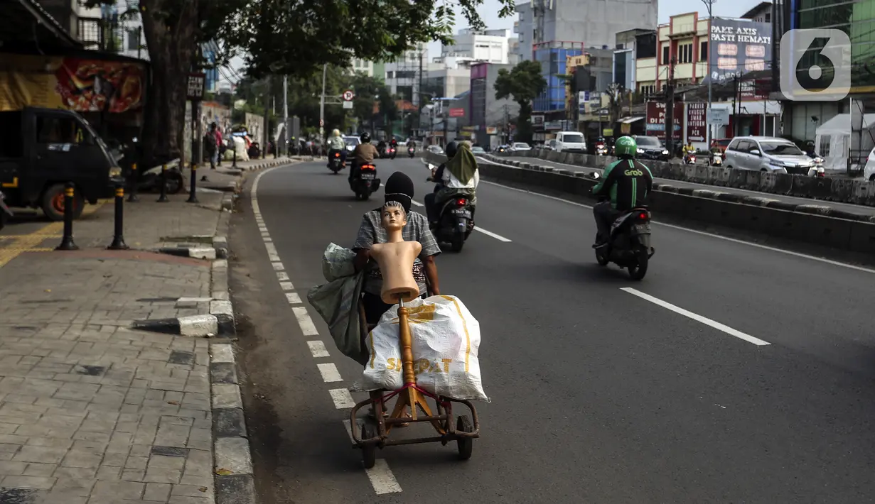 Kondisi lalu lintas di Jalan Warung Buncit Raya yang kini diganti dengan nama Jalan Hajah Tutty Alawiyah, Jakarta, Senin (27/6/2022). Gubernur DKI Jakarta Anies Baswedan baru saja mengganti 22 nama jalan di Jakarta, salah satunya Jalan Warung Buncit Raya. (Liputan6.com/Johan Tallo)