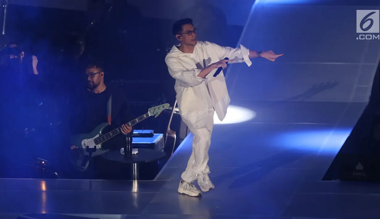 Penampilan penyanyi Afgansyah Reza atau Afgan saat menggelar konser bertajuk Dekade di Istora Senayan, Jakarta, Jumat (8/8/2019). Konser ini juga menjadi perpisahan Afgan dengan para fans di Indonesia sebelum vakum selama kurang lebih satu tahun. (Liputan6.com/Angga Yuniar)