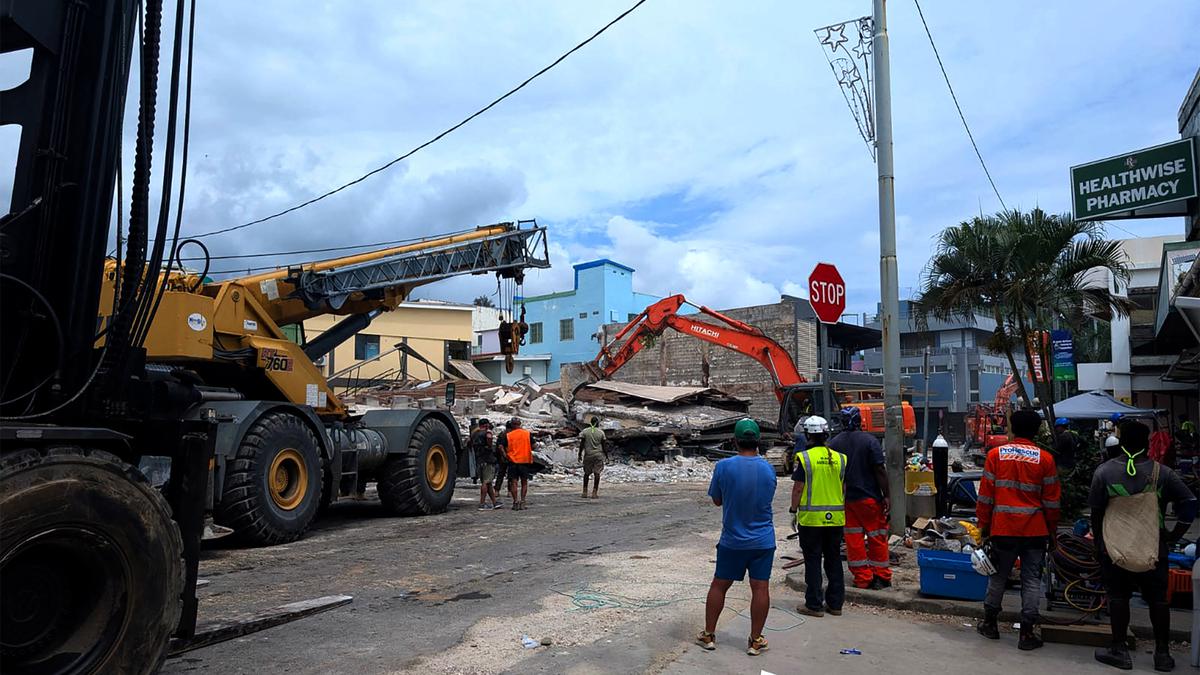 Kerahkan Alat Berat, Tim Penyelamat Terus Cari Korban Gempa Vanuatu