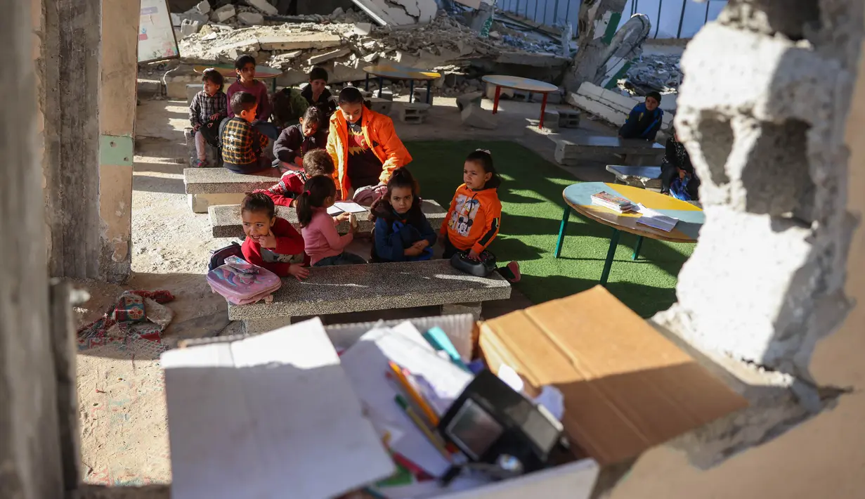Juru bicara Perserikatan Bangsa-Bangsa (PBB), pada Senin (9/9/2024), Stephane Dujarric mengatakan bahwa lebih dari 600.000 anak di Gaza kehilangan akses ke pendidikan formal untuk tahun ajaran baru tahun ini. (Bashar TALEB/AFP)