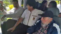 Fidel Castro (kanan) saat bersama Presiden Bolivia Evo Morales (tengah) dan Presiden Venezuela Nicolas Maduro di dalam mobil, Havana , Kuba, Kamis (13/8/2015). Castro  merupakan revolusioner dan politikus terkenal di dunia. (REUTERS/Agencia de Boliviana)