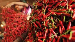 Pedagang menata cabai rawit merah dagangannya di pasar senen, Jakarta, Senin (2/4). Badan Pusat Statistik (BPS) mencatat inflasi Maret 0,07%, laju inflasi naik dibandingkan Februari lalu yang sebesar 0,05% dan penggerakan laju inflasi adalah kenaikan harga cabai rawit dan cabai merah karena kurangnya pasokan dari sentra produksi. (Antara)