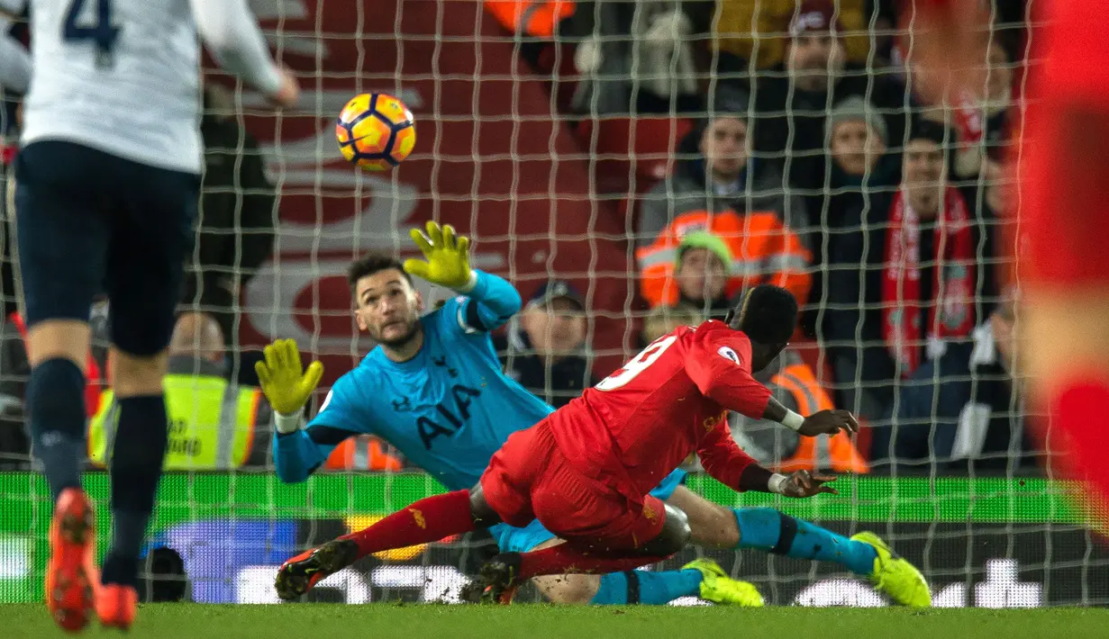 Pemain Liverpool, Sadio Mane menjadi bintang dengan dua golnya ke gawang Tottenham Hotspur pada lanjutan Premier League di Anfield, Liverpool, (11/2/2017).  (EPA/Peter Powell)