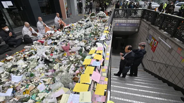 Tumpukan Bunga dan Pesan Duka untuk Korban Tragedi Halloween Itaewon
