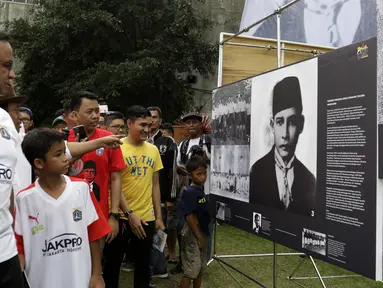 Gubernur DKI Jakarta, Anies Baswedan, melihat pameran sejarah MH Thamrin di lapangan VIJ, Petojo, Jakarta, Sabtu (16/2). Acara ini rangkaian dari Festival 125 Tahun MH Thamrin. (Bola.com/Yoppy Renato)