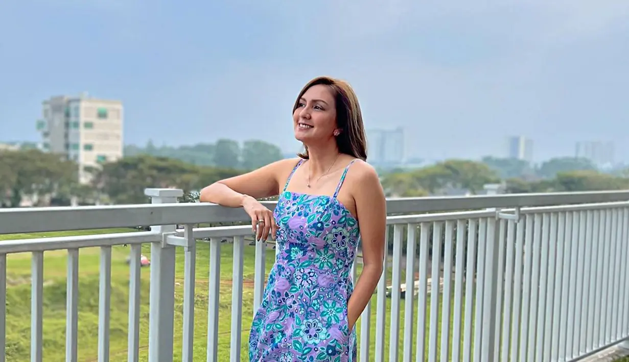 Menjadi ibu dari tiga anak. penampilan dari presenter olahraga ini pun tidak kalah dengan ABG. Apalagi saat ini memiliki usaha di bidang fashion, tidak jarang Donna Agnesia kerap menjadi model dari busana yang tengah dirilisnya tersebut. (Liputan6.com/IG/@dagnesia)