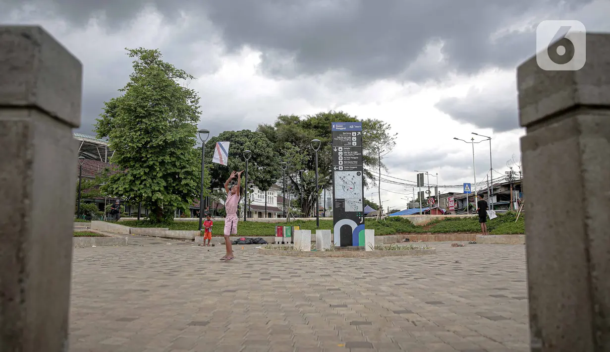 Anak-anak bermain di kawasan integrasi terpadu Stasiun Manggarai, Jakarta, Senin (10/1/2022). Penataan kawasan integrasi terpadu Stasiun Manggarai mencakup revitalisasi halte Transjakarta, pembuatan taman, dan peletakan papan petunjuk jalan atau wayfinding signage. (Liputan6.com/Faizal Fanani)
