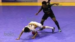 Perebutan bola antara pemain Vamos Mataram (kanan) dengan pemain Antam Jakarta dalam laga Seri III Grup B Wilayah Timur Pro Futsal League 2016 di GOR 17 Desember, Mataram, NTB, Minggu (13/3/2016). (Bola.com/Arief Bagus)