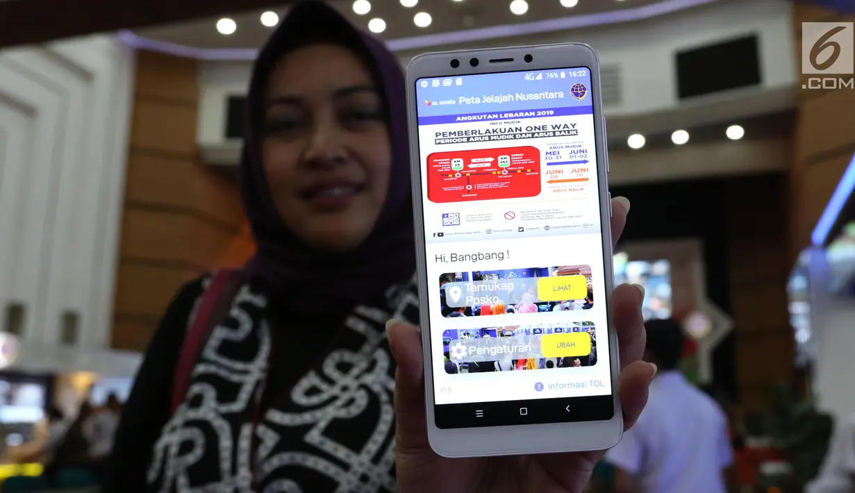 Seorang wanita menunjukkan aplikasi “Peta Jelajah Nusantara” di Jakarta, Selasa (28/5).  XL Axiata bekerjasama dengan Kementerian Perhubungan Republik Indonesia meluncurkan aplikasi navigasi digital “Peta Jelajah Nusantara” di Jakarta, Selasa (28/5).  (Liputan6.com/Angga Yuniar)