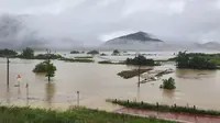 Sebagian taman di sepanjang Sungai Geum terendam banjir akibat hujan deras di Sejong, Korea Selatan, Sabtu 15 Juli 2023. (AP)