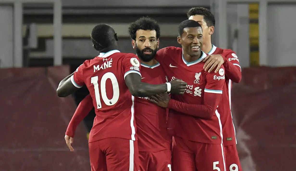 Penyerang Liverpool, Mohamed Salah (kedua kiri) berselebrasi dengan rekannya usai mencetak gol ke gawang Wolverhampton Wanderers pada pertandingan lanjutan Liga Inggris di Stadion Anfield, Inggris, Minggu (7/12/2020).  Liverpool menang telak atas Wolverhampton 4-0. (Peter Powell/Pool via AP)