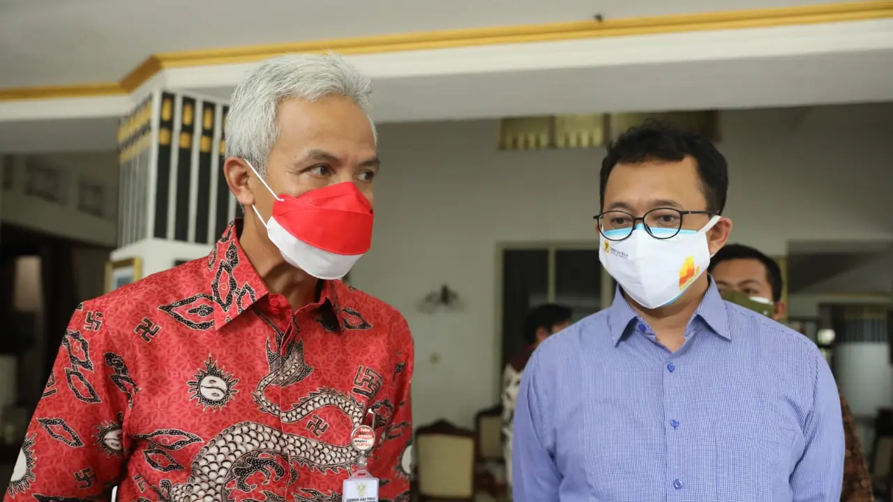 Foto Gubernur Jawa Tengah, Ganjar Pranowo Bersama anggota Komnas HAM, Beka Ulung Hapsara di rumah dinas Puri Gedeh