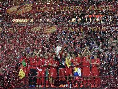 Sevilla sukses mempertahankan gelar Liga Europa yang mereka raih musim lalu usai menang dengan skor tipis 3-2 atas Dnipro Dnipropetrovsk di Stadion Nasional Warsawa, Kamis (28/5) dini hari WIB. (AFP PHOTO/ODD ANDERSEN)