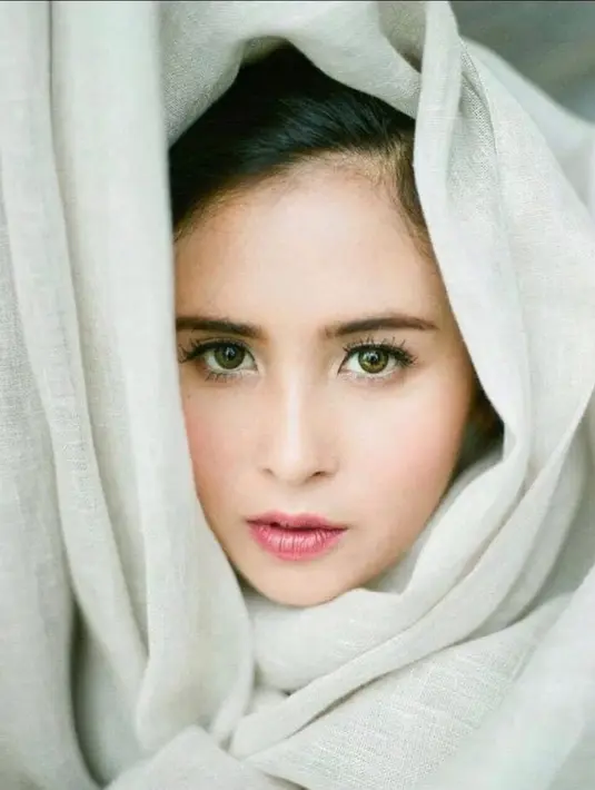 Wanita 33 tahun yang masih betah melajang ini terlihat menawan saat dibalut dengan kerudung. Meski tak menutupi seluruh rambutnya, Ayushita terlihat cocok saat mengenakan hijab. Pemilik nama lengkap Ayushita Widyartoeti Nugraha itu jadi lebih kalem. (Liputan6.com/IG/@ayushita)