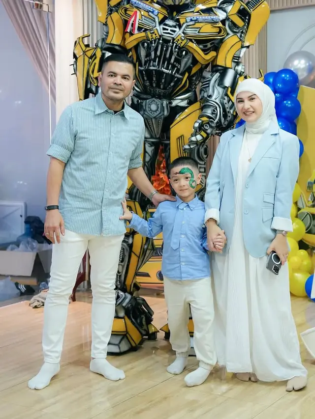 Irish Bella tampil dengan gaya semi formal saat ulang tahun putra. [@_irishbella_]