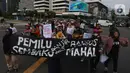 Massa saat berunjuk rasa menuju kawasan depan gedung Bawaslu, Jakarta. (merdeka.com/Arie Basuki)