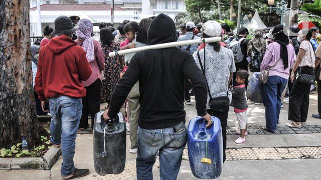 FOTO: Warga Muara Angke Geruduk Balai Kota Tuntut Air Bersih