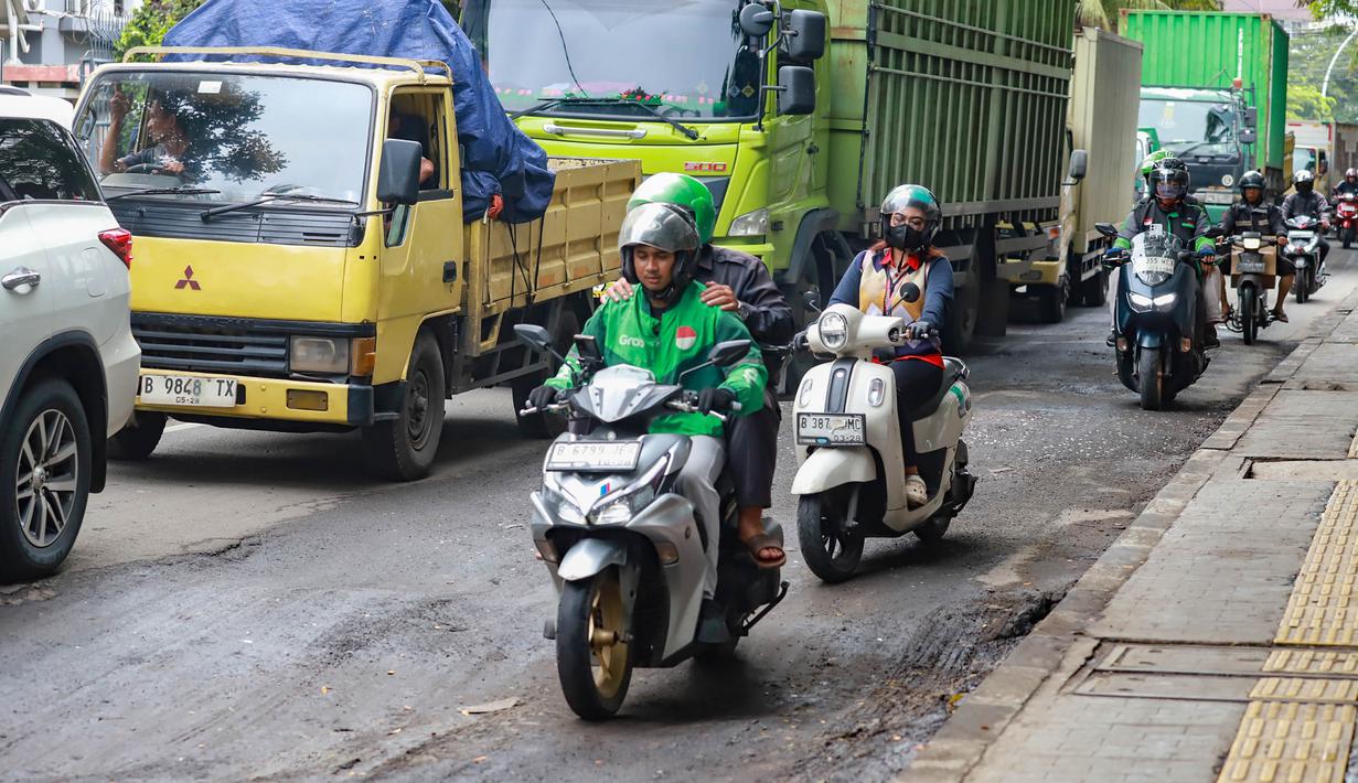 Pemerintah Provinsi DKI Jakarta mencatat sedikitnya 6.000 titik jalan berlubang muncul di berbagai wilayah ibu kota setelah banjir melanda sejumlah kawasan. Tampak dalam foto, sejumlah pengendara melewati jalan yang bergelombang di Jalan Gedong Panjang, Penjaringan Jakarta Utara, Selasa (3/2/2026). (merdeka.com/Arie Basuki)