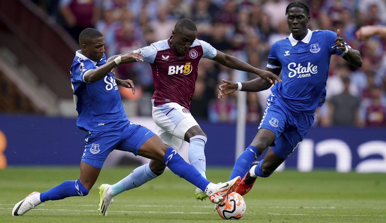Ashley Young (kiri) memutuskan hijrah ke Everton setelah dua musim membela Aston Villa. Young diboyong Everton di usia 38 tahun dengan status bebas transfer. Pernah membela klub besar seperti MU dan Inter Milan, pengalaman mantan pemain Timnas Inggris tersebut masih dibutuhkan. Terbukti ia selalu tampil penuh dalam tiga laga yang dimainkan Everton. (AP/PA/David Davies)