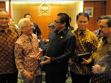 Pimpinan MPR RI Oesman Sapta Odang (ketiga dari kanan) menerima Presiden Association of Honorary Consuls to Indonesia Soy Martua Pardede (ketiga kiri), di Ruang Delegasi Parlemen RI, Jakarta, Senin (16/02/2015). (Liputan6.com/Andrian M Tunay)