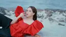 Bintang film KELUARGA CEMARA ini sering menjalani pemotretan bersama fotografer ternama Tanah Air. Kali ini ia berpose di pinggir pantai sambil mengenakan outfit dengan pilihan warna merah yang mencolok dan menawan.  (Liputan6.com/@zaraadhsty)