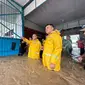 Ronald Lumbuun bersama jajarannya saat memantau kondisi banjir yang merendam Lapas Kelas II A Manado, Jumat (27/1/2023).