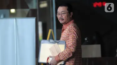 Mantan Dirut Pertamina Energy Trading Ltd (Petral) Bambang Irianto tiba di Gedung KPK, Jakarta, Selasa (5/11/2019). Bambang diperiksa sebagai tersangka terkait kasus suap mafia migas perdagangan minyak mentah dan produk kilang di Pertamina Energy Services Pte. Ltd (PES). (merdeka.com/Dwi Narwoko)