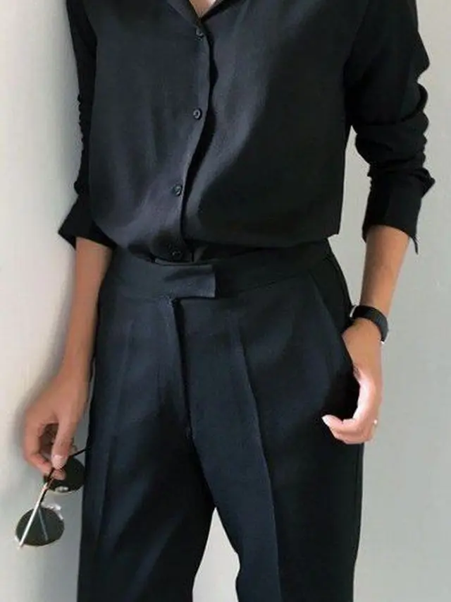 Kombinasi antara Kemeja Hitam dan Loose Pantas Akan Memberikan Kesan Formal
