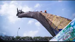 Kata Sumarno, hingga siang nanti timnya masih melakukan tahap persiapan untuk melanjutkan pemasangan jaring. Jaring itu berfungsi sebagai pengamanan, Jakarta, Senin (18/08/2014) (Liputan6.com/Faizal Fanani)