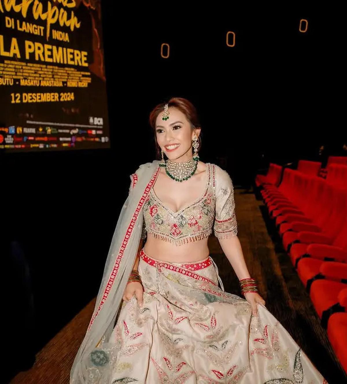 6 Pesona Masayu Anastasia Dibalut Lehenga Busana Khas Perempuan India saat Premier Film Terbarunya