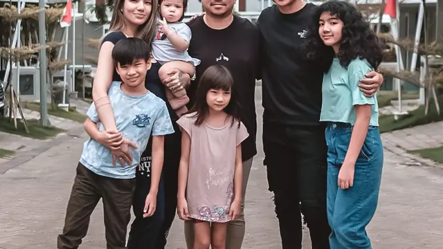 6 Momen Kedekatan Anji dengan Dimas Akira Suami Sheila Marcia, Bareng Urus Leticia