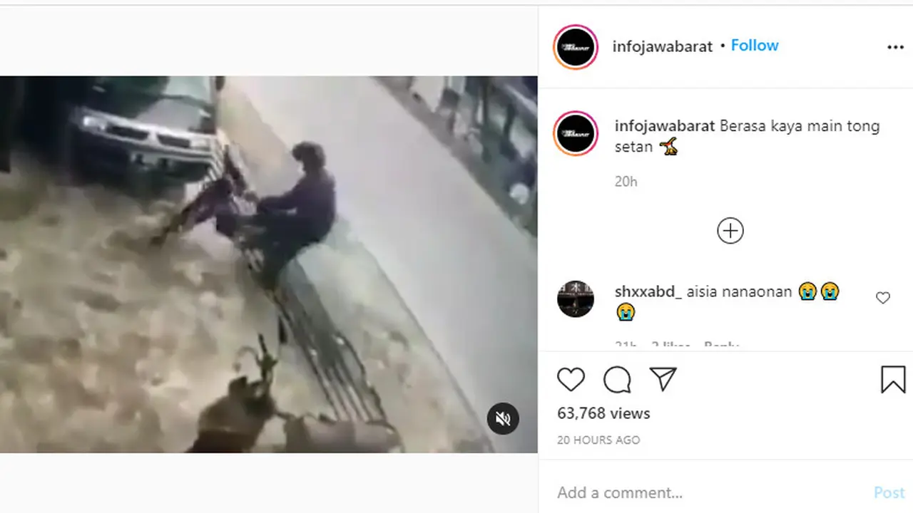 Bukannya mundur, Ia tak sengaja menarik gas pada setang kendaraan sehingga motor melaju dengan kecepatan rendah.