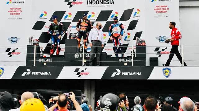 Foto: Jokowi Ditemani Ibu Iriana Hadiri Balapan MotoGP Mandalika 2022