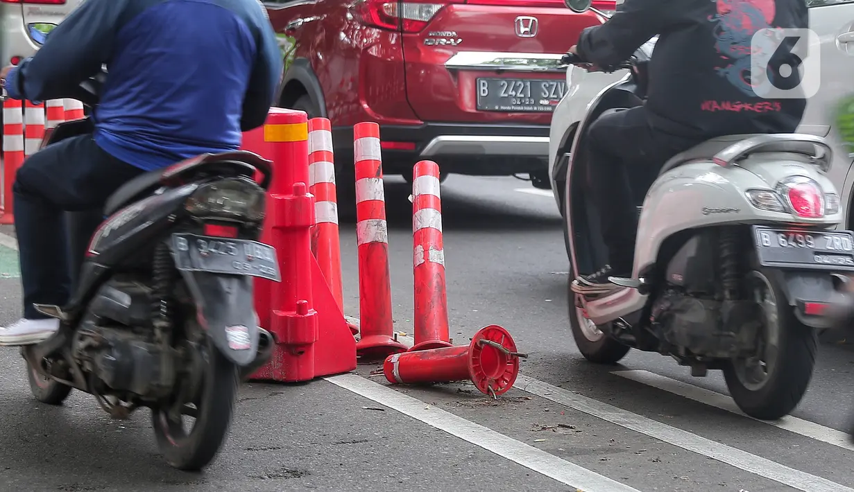 Kondisi stick cone pembatas jalur sepeda di Kawasan Jalan Penjernihan Jakarta, Sabtu (10/12/2022). Keadaan stick cone untuk pembatas jalur sepeda tersebut terlihat sudah rusak dan tidak terpasang dengan benar. (Liputan6.com/Angga Yuniar)