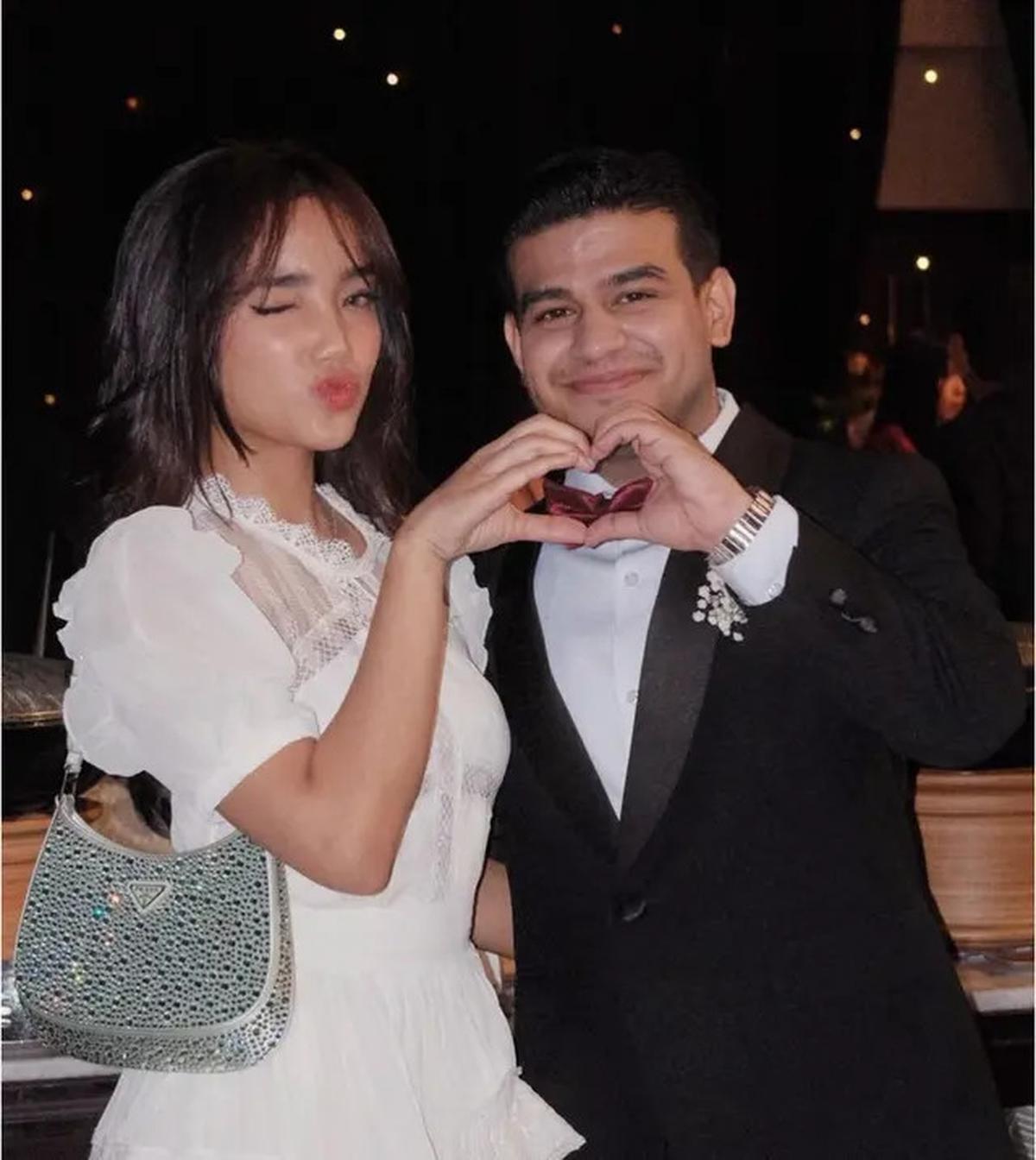 6 Beda Gaya Fuji dan Aaliyah Massaid dengan Tas Mewah di Acara Ngunduh Mantu Kakak Fadil Jaidi