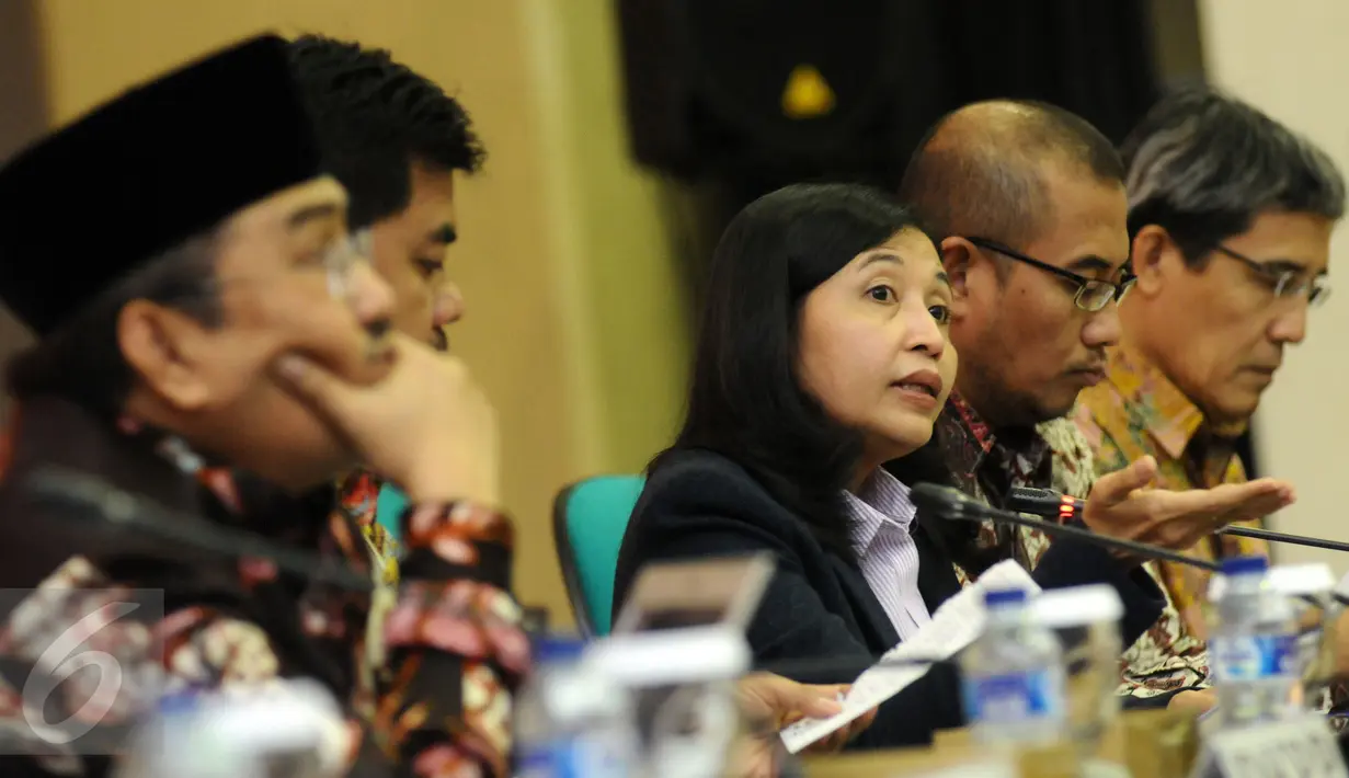 Komisioner KPU, Ida Budhiati (tengah) memberi paparan saat lokakarya di gedung KPU Pusat, Jakarta, Kamis (8/9). Lokakarya membahas Persiapan Penyelesaian Sengketa Tata Usaha Negara dalam Pemilihan Kepala Daerah. (Liputan6.com/Helmi Fithriansyah)