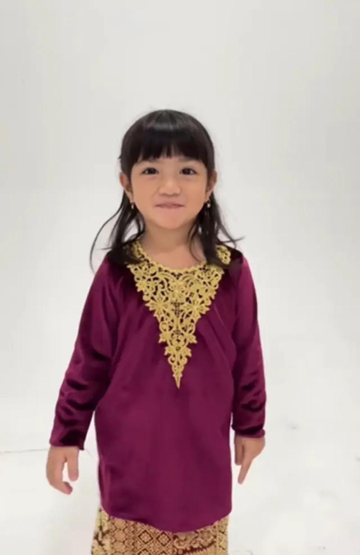 Photoshoot Irish Bella Bersama Keluarga, Inspirasi Menarik Outfit Formal dan Bertema Adat