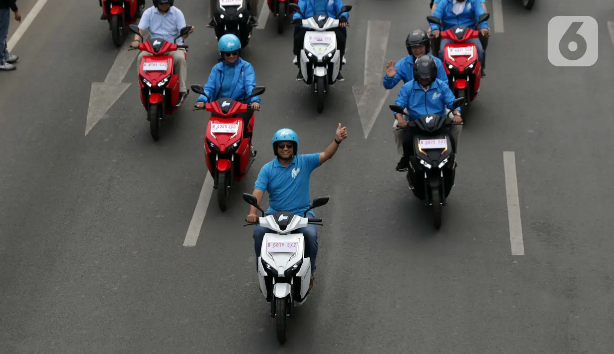 Gubernur DKI Jakarta Anies Baswedan (tengah) memimpin karnaval kendaraan listrik di Jalan Jenderal Sudirman, Jakarta, Minggu (27/10/2019). Karnaval kendaraan listrik ini bertajuk, Jakarta Langit Biru. (Liputan6.com/Helmi Fithriansyah)