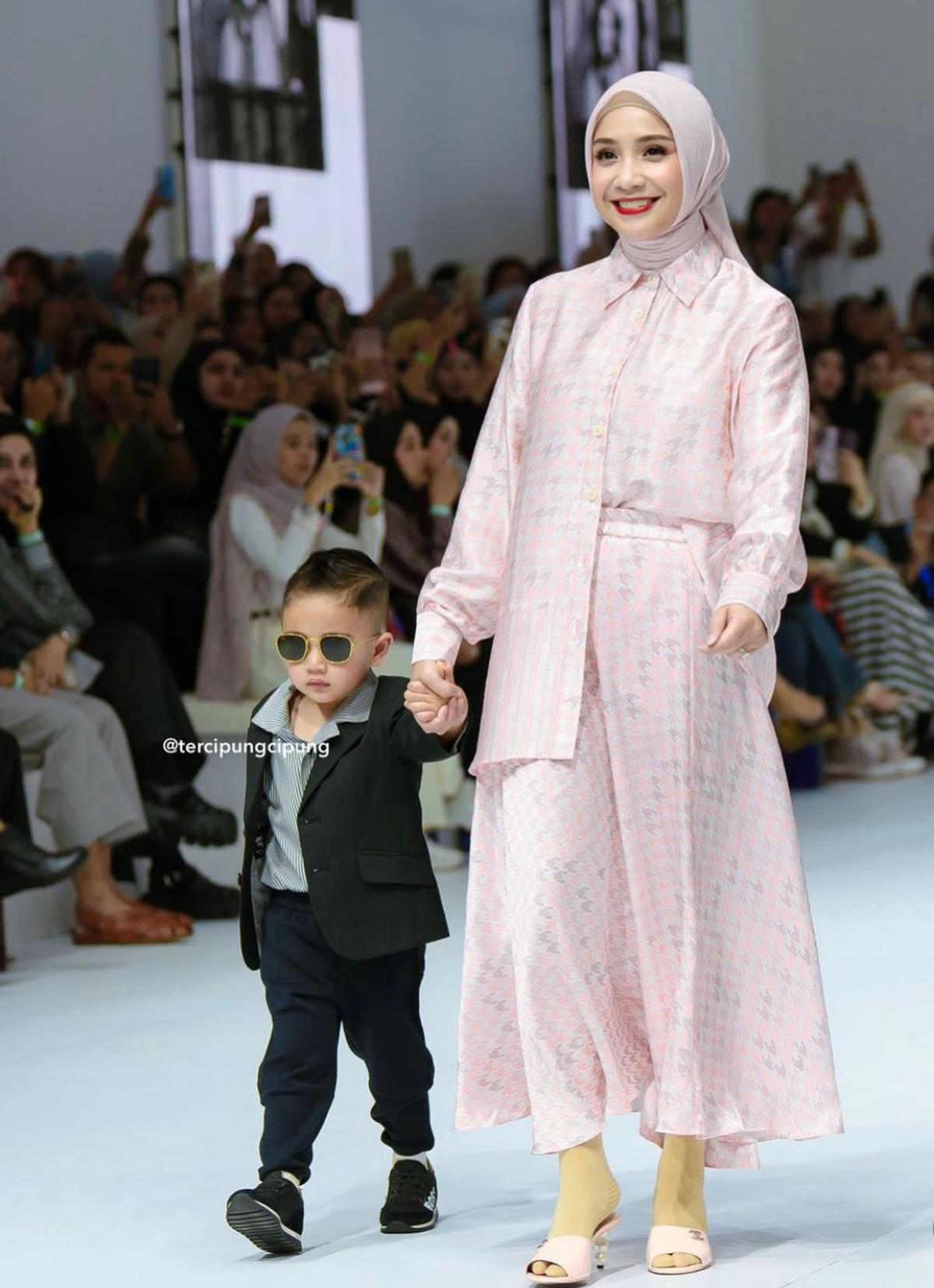 7 Potret Artis Saat Jakarta Fashion Week 2025: Muse Memukau dari Raisa Hingga Luna Maya!