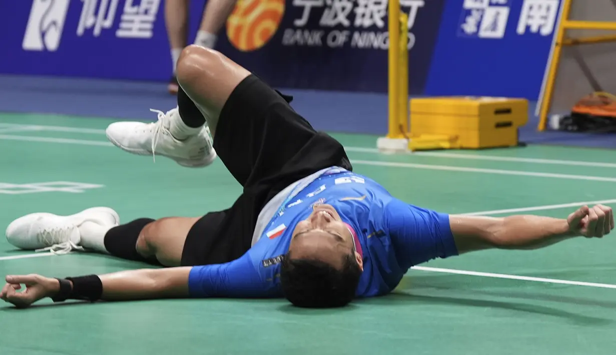Selebrasi kemenangan pebulu tangkis tunggal putra Indonesia, Jonatan Christie setelah mencetak poin terakhir saat menghadapi wakil China, Li Shi Feng pada laga final Badminton Asia Championship 2024, Minggu (14/4/2024) di Ningbo Olympic Sports Center Gymnasium, China. Jonatan Christie menang dua gim langsung, 21-15, 21-16. (AP Photo)