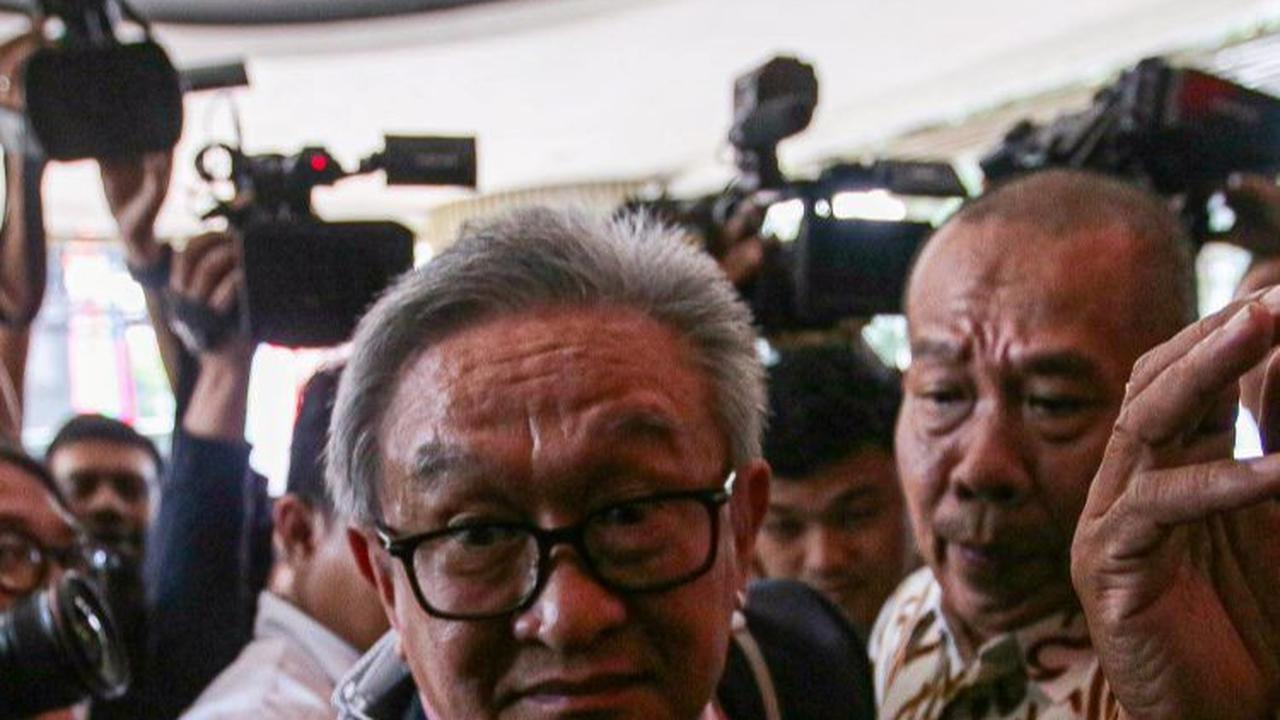 Pengacara Komisaris PT Solitech Media Sinergy Irwan Hermawan, Maqdir Ismail saat tiba di Gedung Kejaksaan Agung, Jakarta, Kamis (13/7/2023). Maqdir Ismail bersama tim mengembalikan uang Rp 27 miliar terkait penanganan kasus BTS 4G.