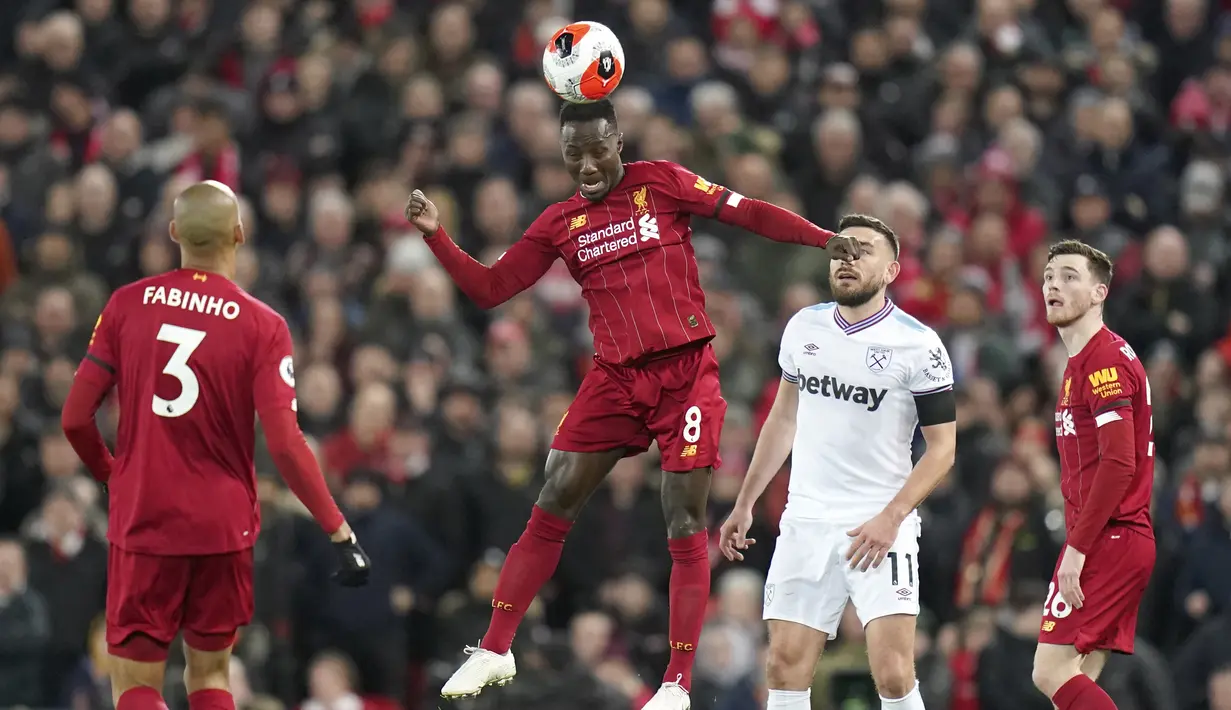 Gelandang Liverpool, Naby Keita, Menyundul bola saat melawan West Ham United pada laga Premier League di Stadion Anfield, Inggris, Selasa (25/2/2020). Liverpool menang dengan skor 3-2. (AP/Jon Super)